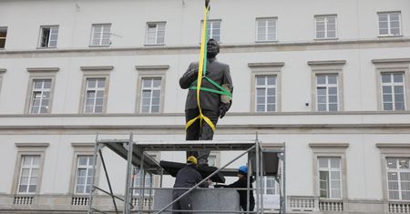 Warszawa. Rozpoczęto montaż pomnika Lecha Kaczyńskiego na pl. Piłsudskiego