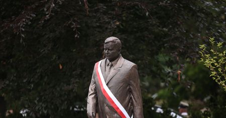 Szczecin. Koszulka "Konstytucja" na pomniku Lecha Kaczyńskiego. Jest decyzja sądu
