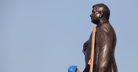 Pomnik Lecha Kaczyńskiego w Warszawie. Były nieprawidłowości
