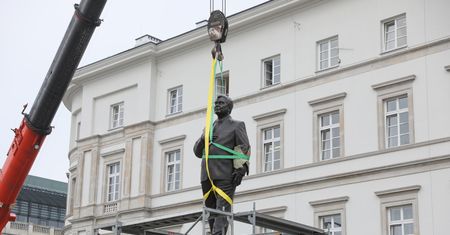 Warszawa. Pomnik Lecha Kaczyńskiego już stoi