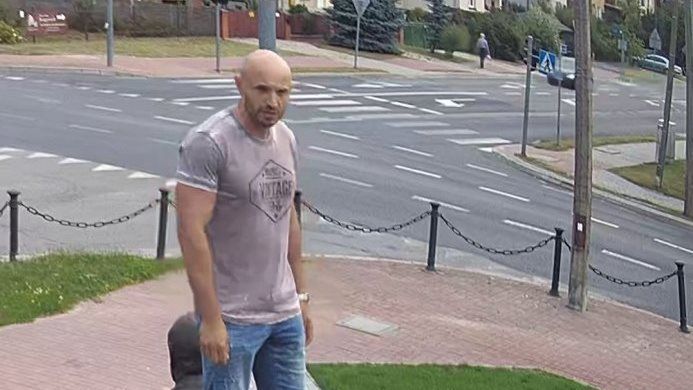 Kraśnik. Poszukiwany mężczyzna na pomniku Lecha Kaczyńskiego