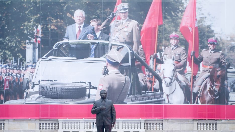 Pomnik Lecha Kaczyńskiego stanął na placu Piłsudskiego