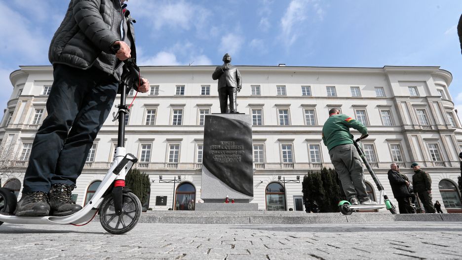 Pod pomnikiem jeździło kilkanaście osób