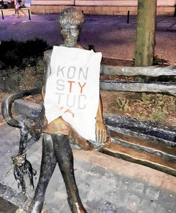 Częstochowa: jest decyzja prokuratury ws. koszulek z napisem "Konstytucja". Nie znieważają pomników