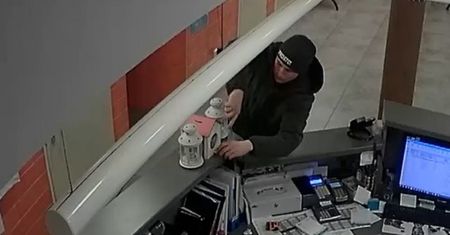 Ktoś się nie bał i ukradł... skarbonkę. Szuka go policja, poznajesz?