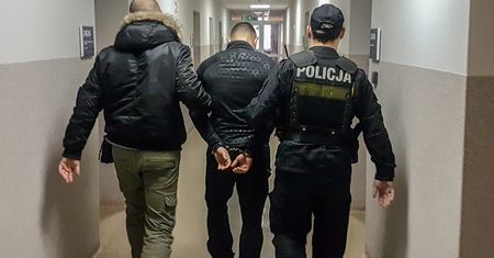 Uciekający złodziej rzucił w policjantów torbą. W środku było 350 tys. zł