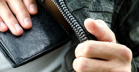 Białystok. 60-letni kieszonkowiec ukrywał w samochodzie broń palną i 180 sztuk ostrej amunicji