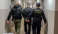 Uciekający złodziej rzucił w policjantów torbą. W środku było 350 tys. zł