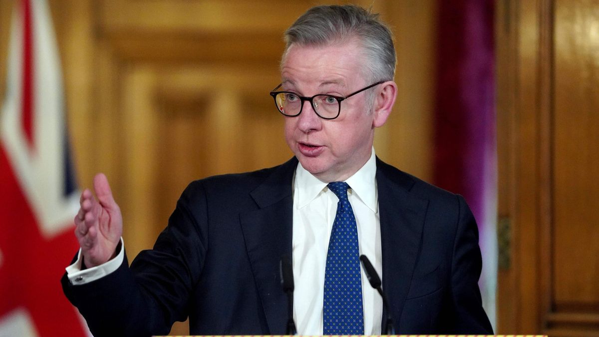Michael Gove podczas codziennej konferencji na temat sytuacji związanej z COVID-19.
