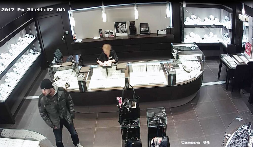 Sprawca kradzieży mógł wcześniej odwiedzać jubilera w centrum handlowym