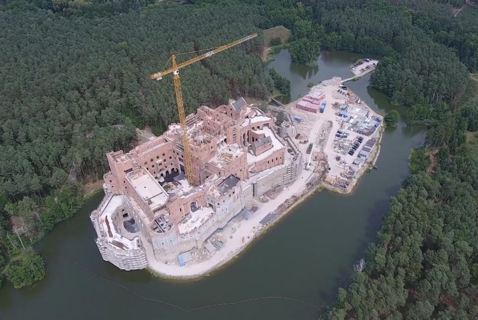 Zamek w Puszczy Noteckiej. Inwestor zabiera głos