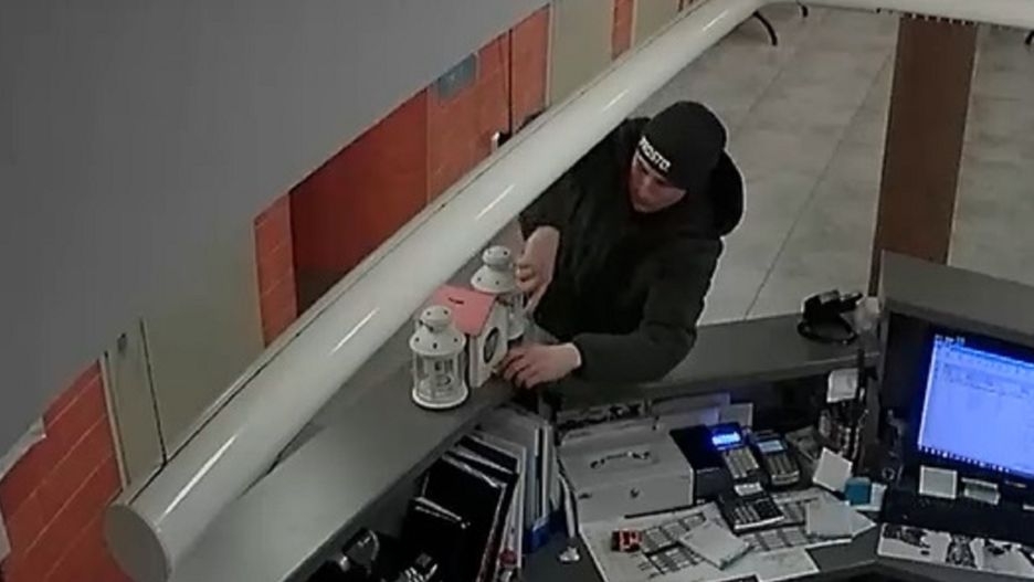 Ukradł skarbonkę z pieniędzmi na schronisko. Policja publikuje zdjęcia i prosi o informacje
