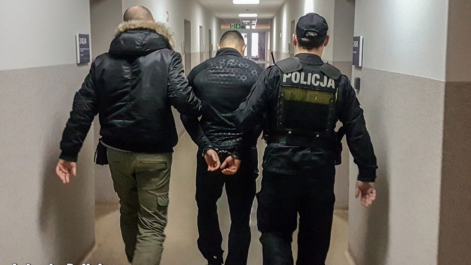 Podczas pościgu złodziej rzucił w policjantów torbą z 350 tys. zł