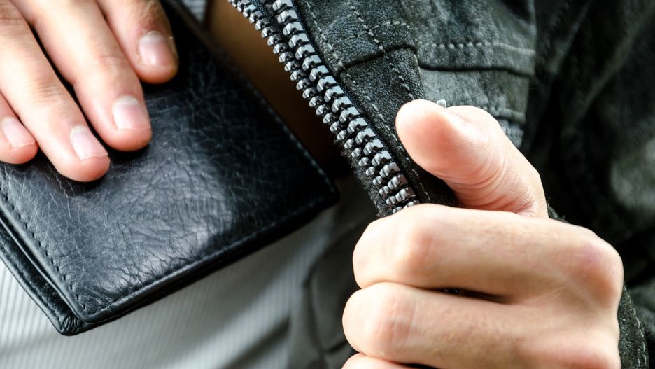 Białystok. 60-letni kieszonkowiec ukrywał w samochodzie broń palną i 180 sztuk ostrej amunicji