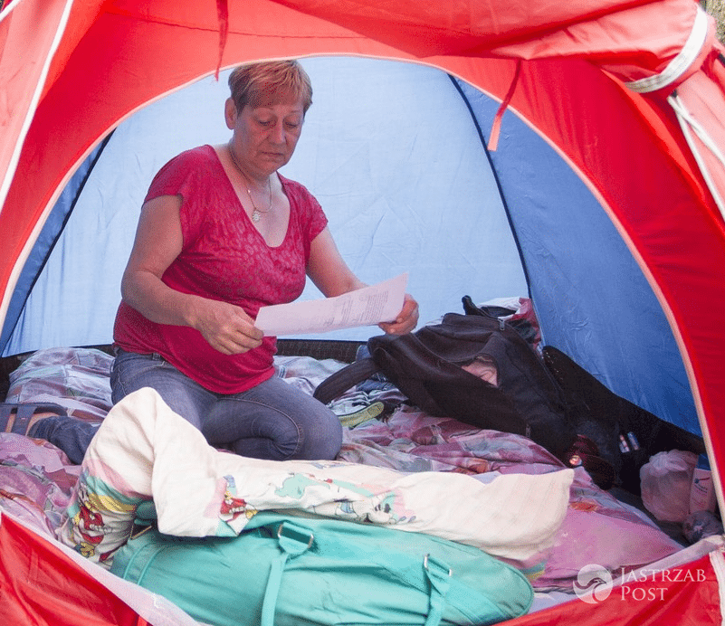 Elżbieta Budzyńska koczuje pod domem Violetty Villas