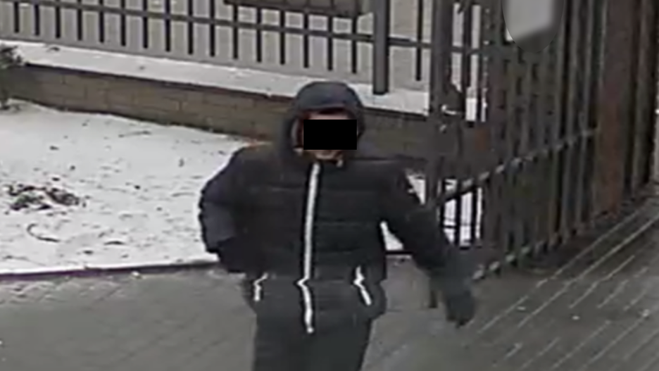 Podejrzany mężczyzna wychodzący ze szkoły