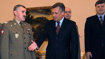 Prezydent Aleksander Kwaśniewski i dowódca Wielonarodowej Dywizji w Iraku generał dywizji Mieczysław Bieniek