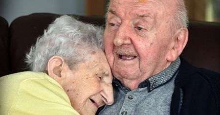 Ma 98 lat i opiekuje się chorym synem. "Nigdy nie przestaje się być mamą"