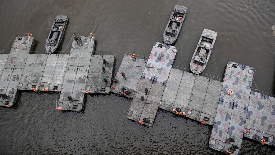 Budowa mostu pontonowego po awarii w oczyszczalni ścieków "Czajka"