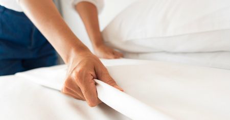 Hotelowy trik na śnieżnobiałą pościel. Stosują produkt z apteki za 3 zł!