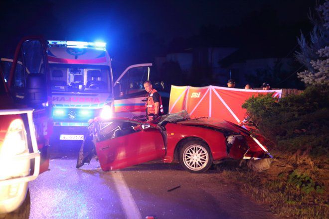 Tragiczny wypadek w Białobieli. Toyota rozpadła się na pół, kierowca nie żyje