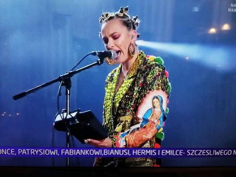 Natalia Nykiel nie była pierwsza. Maryję na plecach miała inna gwiazda