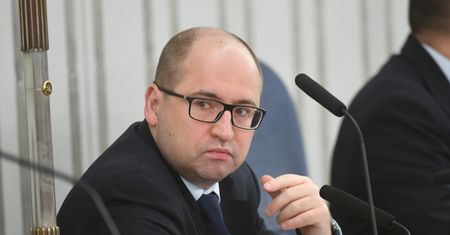 Macierewicz jeszcze otrzyma nowe stanowisko? Adam Bielan: "pozostaje bardzo ważnym politykiem"