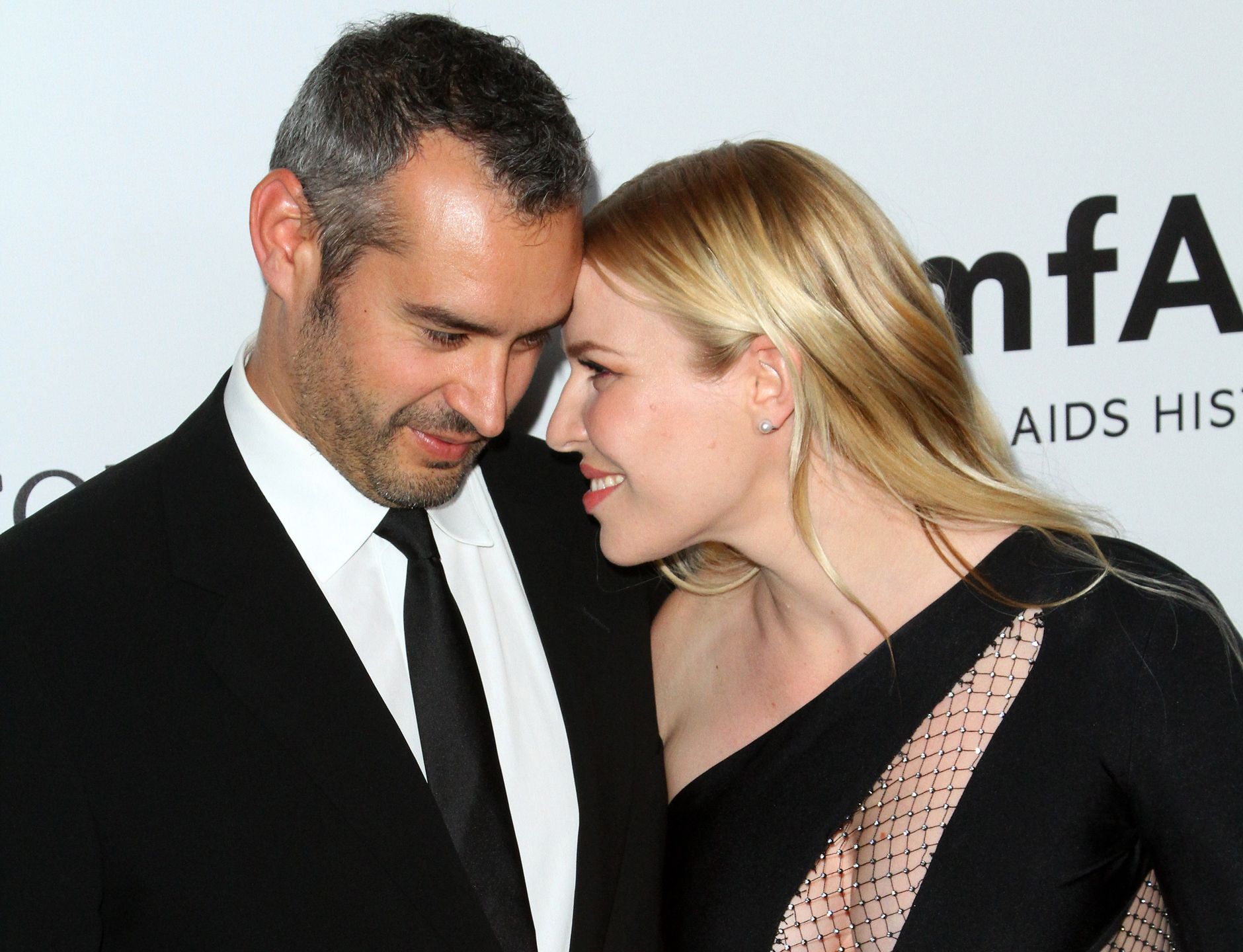 Ciężarna Natasha Bedingfield pozuje z brzuszkiem i dekoltem do pępka. Zrobiła wrażenie!