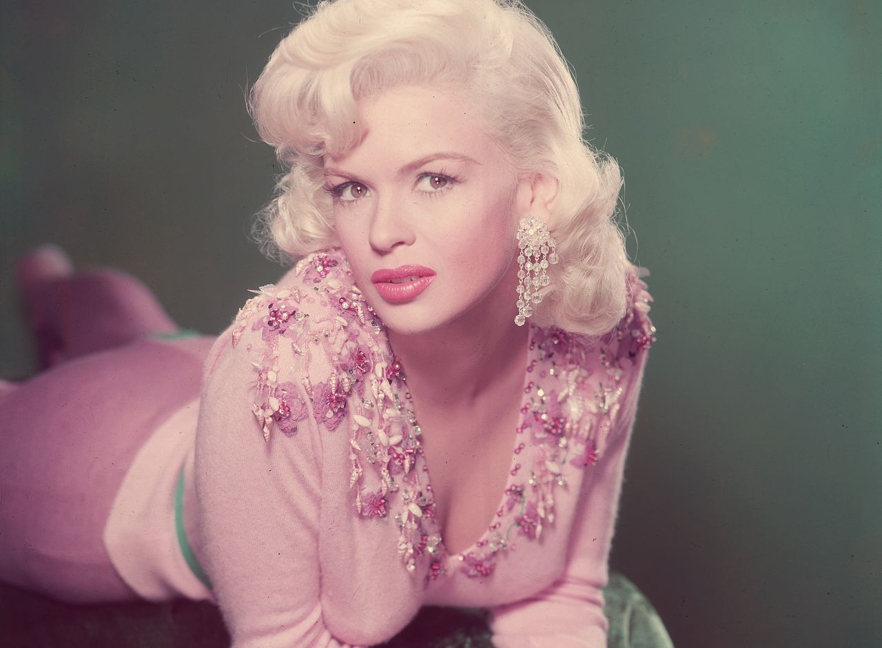 Jayne Mansfield – zapomniana seksbomba, która przyćmiła Sophię Loren. Zginęła tragicznie w młodym wieku