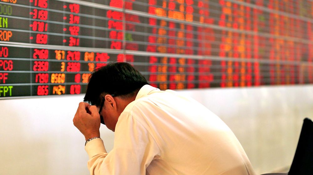 Inwestorzy z niepokojem patrzą na wykres najpopularniejszej kryptowaluty.