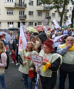 Nauczyciele protestowali przed ministerstwem. Pokazali Annie Zalewskiej czerwoną kartkę