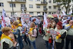 Nauczyciele protestowali przed ministerstwem. Pokazali Annie Zalewskiej czerwoną kartkę