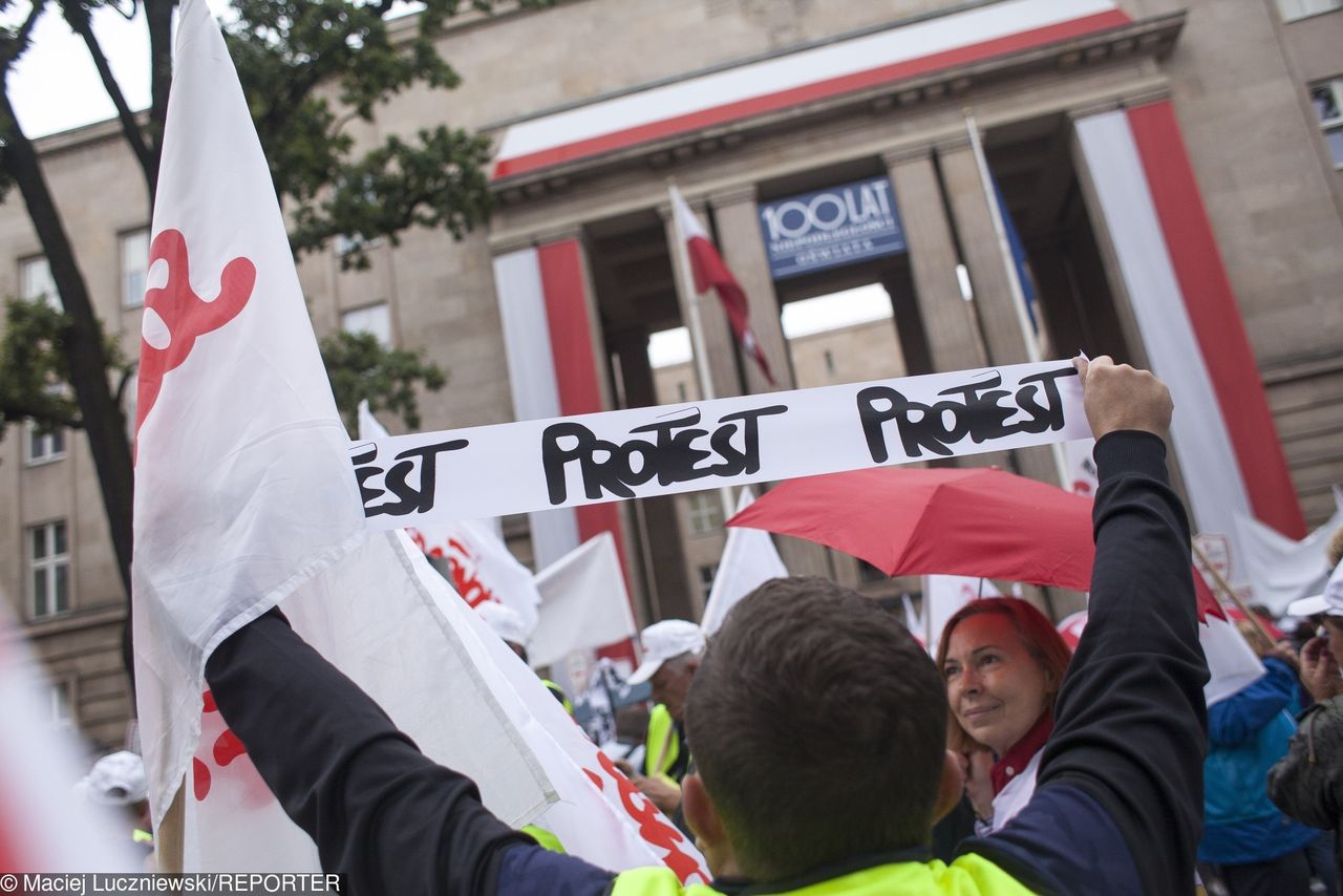 Rząd przyspieszył wypłatę trzynastek. "Premie" dla budżetówki pochłoną prawie 2,6 mld zł.