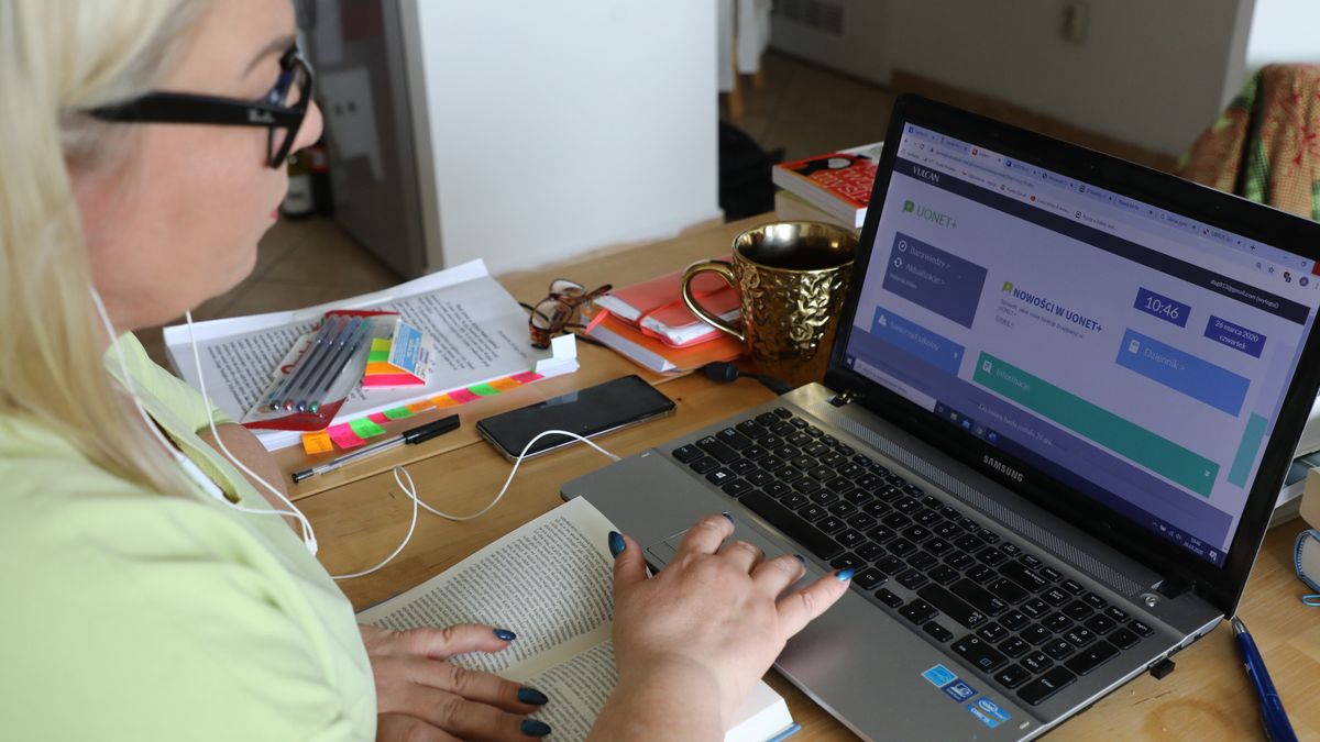 Nauczyciele o zdalnych lekcjach: "Rzucono nas na głęboką wodę".