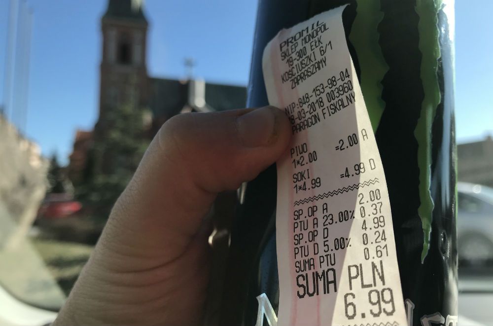 Zakup w sklepie żony posła: napój Monster na paragonie został opisany jako "soki". Zysk na VAT to 89 groszy