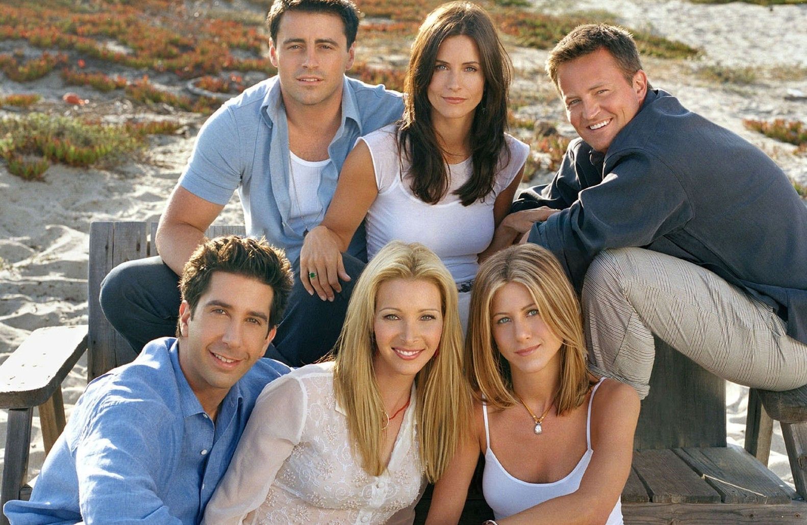PHOTO: EAST NEWS/BERTRAND Los Angeles-CA-USA. November 2001. TV SHow Friends. Pictured : (clockwise from top left): Matt LeBlanc as Joey Tribbiani, Courtney Cox Arquette as Monica Geller, Matthew Perry as Chandler Bing, Jennifer Aniston as Rachel Green, Lisa Kudrow as Phoebe Buffay, David Schwimmer as Ross Geller.