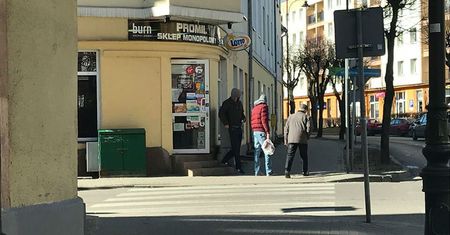 Zakaz handlu w niedzielę, a żona posła PiS Wojciecha Kossakowskiego sprzedaje alkohol