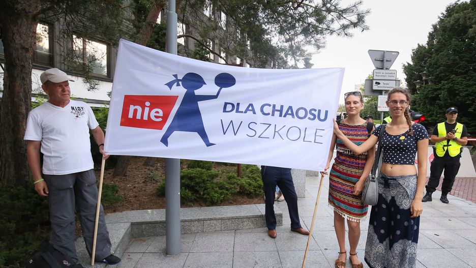Transparent z czerwcowego protestu przeciwko zmianom w szkolnictwie, proponowanym przez rząd.
