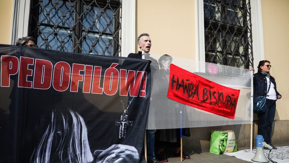Przez zbieżność imion uczciwy proboszcz jest notorycznie mylony z pedofilem z zakonu Chrystusowców. Na fot. protest  przeciwko ukrywaniu pedofilii w Kościele.