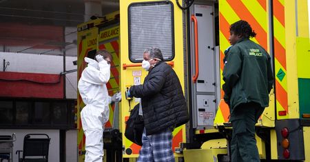 Koronawirus w Wielkiej Brytanii. 17 członków rodziny zarażonych po pogrzebie