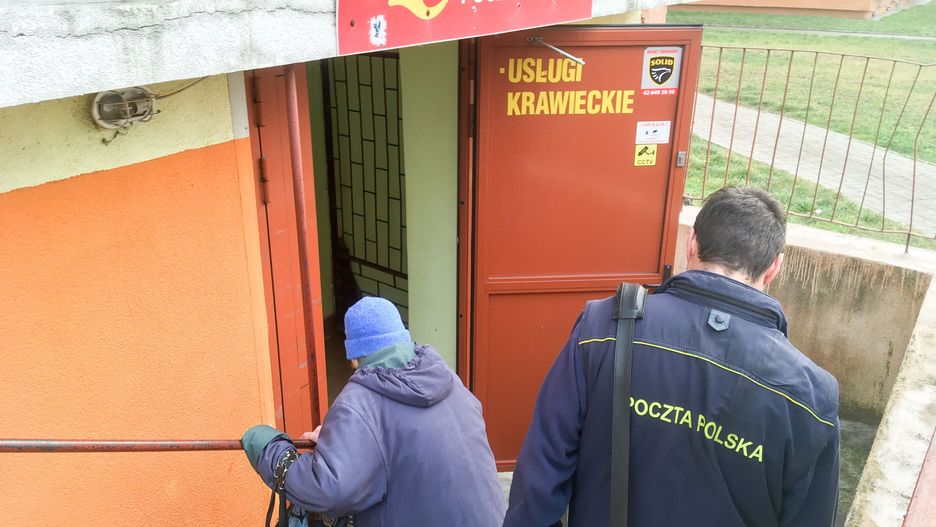 Łódź. Placówka Poczty Polskiej w piwnicy bloku mieszkalnego w centrum miasta.