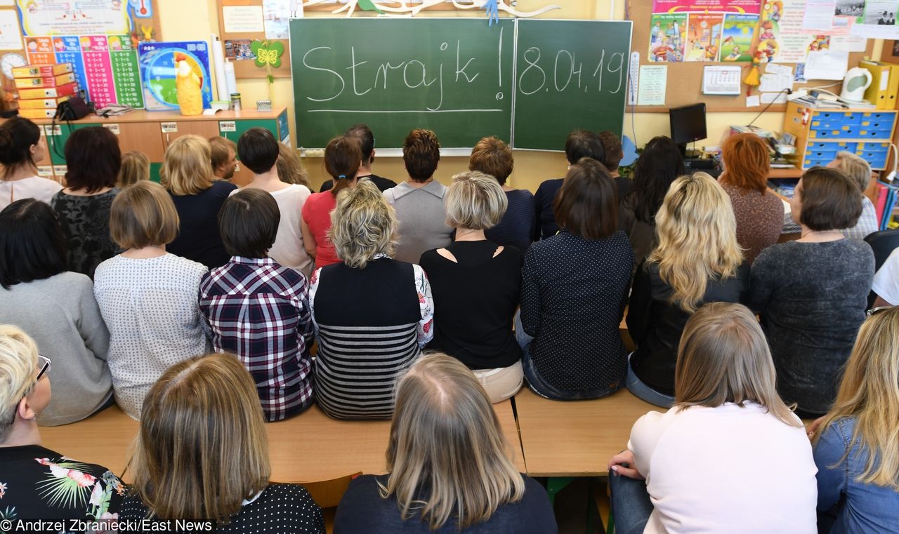 Strajk nauczycieli zawieszony. Jak będzie od poniedziałku? "18 godzin przy tablicy, poza tym nie robimy nic"