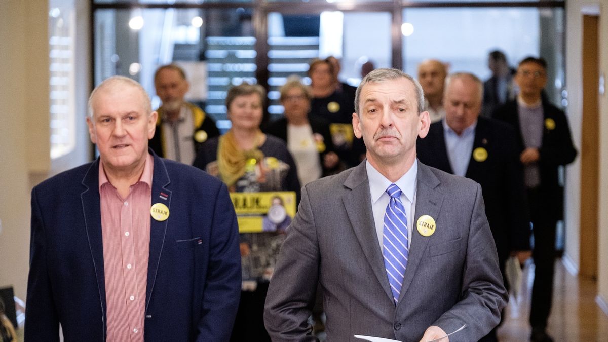 Strajk nauczycieli - kolejna przerwa w negocjacjach. Na zdj. przewodniczący OPZZ Jan Guz (L) oraz szef ZNP Sławomir Broniarz (P).