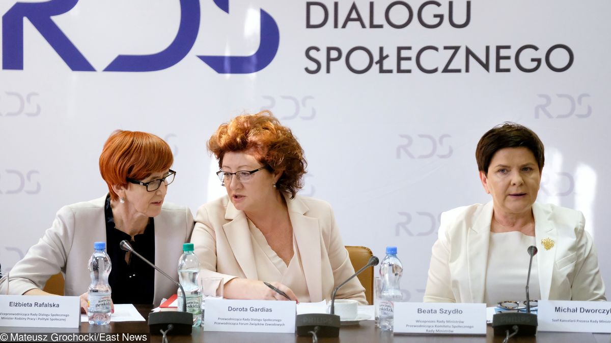 Wzrost pensum wśród nowych propozycji rządu. Na zdj. minister rodziny Elżbieta Rafalska (L), przewodnicząca RDS Dorota Gardias (C), wicepremier Beata Szydło (P)