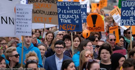Strajk nauczycieli wciąż trwa. Ruszyły rozmowy okrągłego stołu na Narodowym, a przed stadionem pikieta