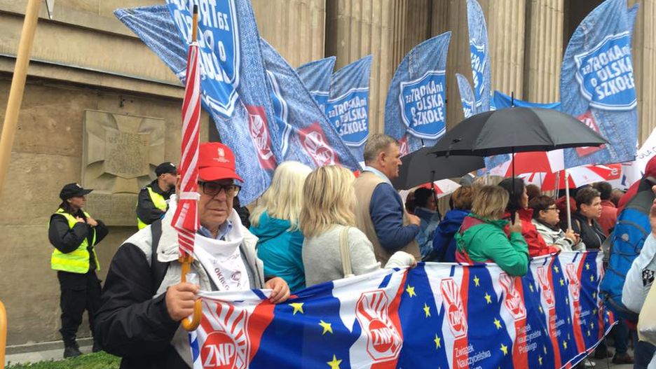 Nauczyciele, rodzice i uczniowie protestowali 4 września przed MEN. Sprzeciwiają się reformie edukacji minister Zalewskiej.