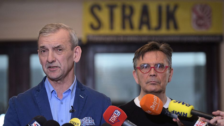 Szef ZNP Sławomir Broniarz (z lewej) zapowiedział kontynuacje strajku do momentu spełnienia postulatów nauczycieli.