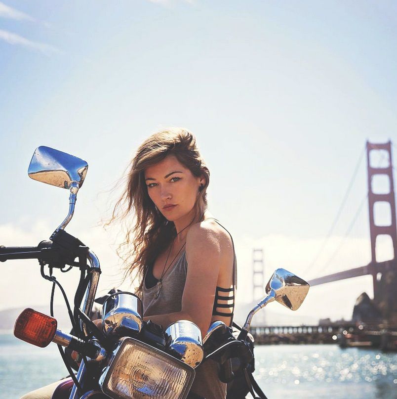 Rosie Gabrielle: Jest piękna i wie, czego chce. Motocyklem dookoła świata