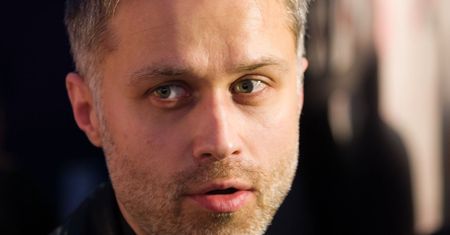 Maciej Zakościelny miał na liczniku samochodu 137 km/h. Robił sobie zdjęcia za kierownicą
