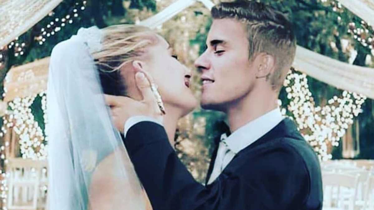 Justin Bieber uczcił rocznicę ślubu z Hailey, niepublikowanym zdjęciem z uroczystości. Zjawiskowo!